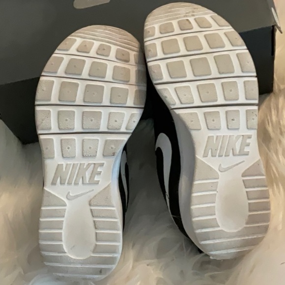 Nike Black Sneakers Sleek Low-Top Design - Picture 4 of 7